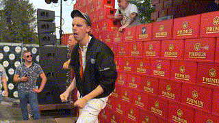 Gabber in tranen na verliezen dance contest (fun)